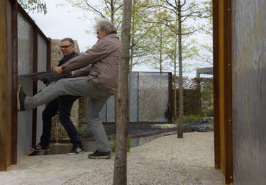 Peter Schreyer und Alexander Koch instalieren die Lochrasterbleche